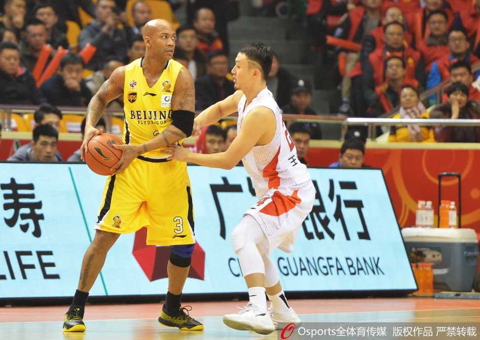 山东高速主场狂胜北控完成复仇,丁彦雨航复出闪耀赛场 丁彦雨航复出后眼神犀利,运球穿越北控防线,瞬间点燃主场球迷热情。