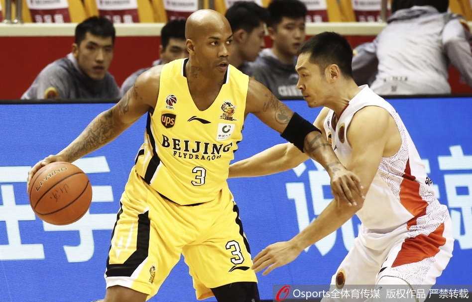 山东高速主场狂胜北控完成复仇,丁彦雨航复出闪耀赛场 贾诚高高跃起霸气摘板,肌肉线条在灯光下清晰可见,展现本土内线硬度。