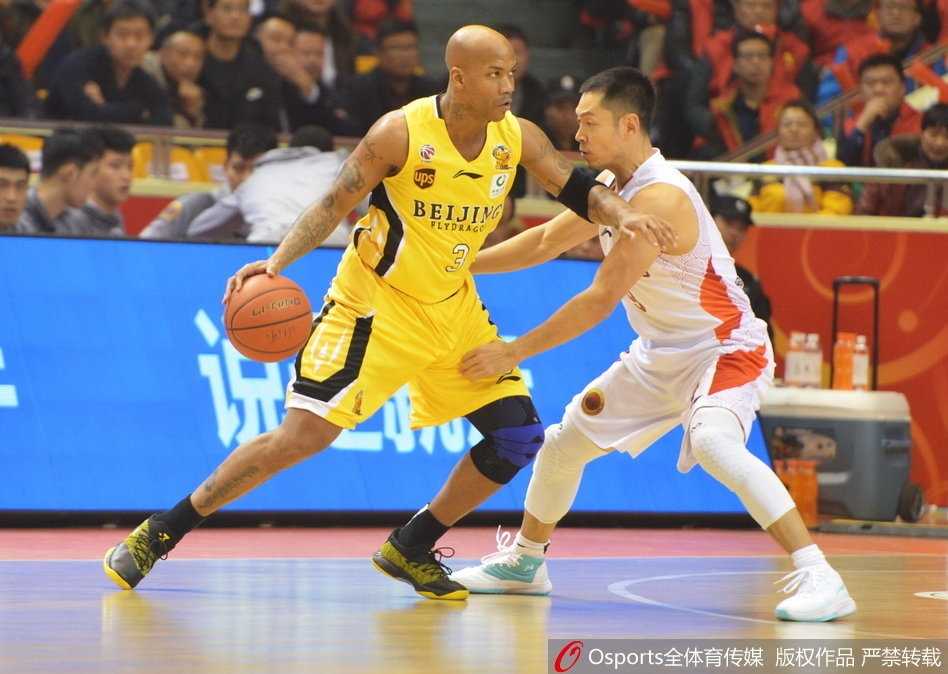 山东高速主场狂胜北控完成复仇,丁彦雨航复出闪耀赛场 莫泰尤纳斯在双人包夹下强行起跳勾手,展现欧洲内线细腻的手感与强大力量。