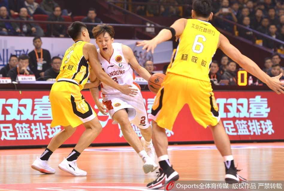 山东高速主场狂胜北控完成复仇,丁彦雨航复出闪耀赛场 劳森面对防守人急停跳投,皮球在空中划出优美弧线,眼神中充满自信与坚决。