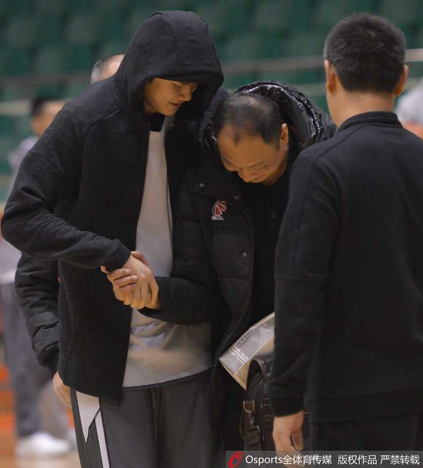 山东高速男篮全力备战迎硬仗,丁彦雨航领衔苦练蓄势待发 丁彦雨航在三分线外自信出手,篮球在空中划过完美弧线,眼神专注而坚定,仿佛要将胜利收入囊中。