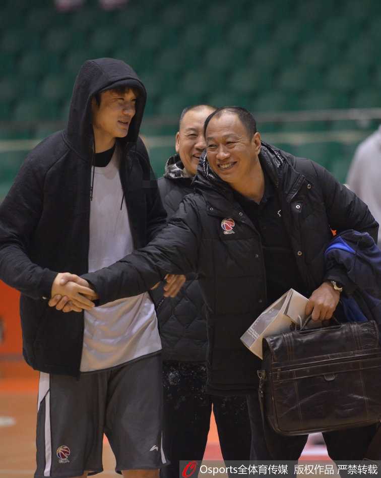 山东高速男篮全力备战迎硬仗,丁彦雨航领衔苦练蓄势待发 丁彦雨航完成一次漂亮的突破上篮后,嘴角露出孩子般得意的笑容,似乎对自己的训练状态十分满意。