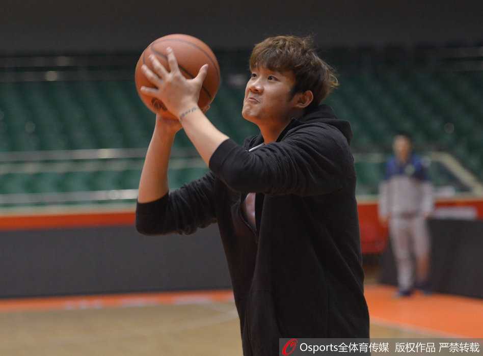 山东高速男篮全力备战迎硬仗,丁彦雨航领衔苦练蓄势待发 丁彦雨航在助教陪伴下进行运球练习,篮球仿佛黏在手上一般,扎实的基本功在反复磨砺中更显锋芒。
