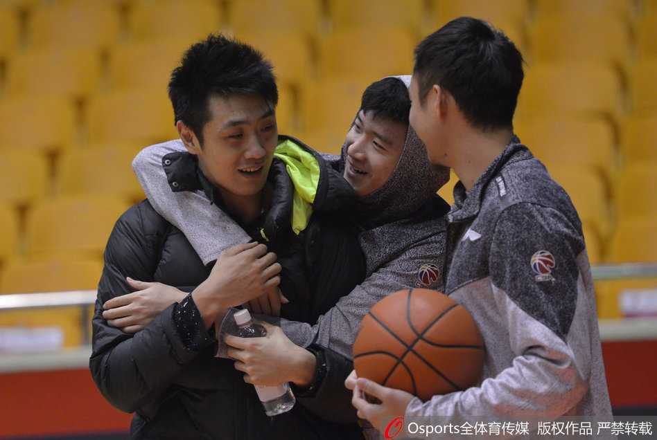 山东高速男篮全力备战迎硬仗,丁彦雨航领衔苦练蓄势待发 核心丁彦雨航在训练间隙俏皮吐舌,虽然大汗淋漓但心情不错,搞怪表情让紧张的备战气氛轻松了不少。