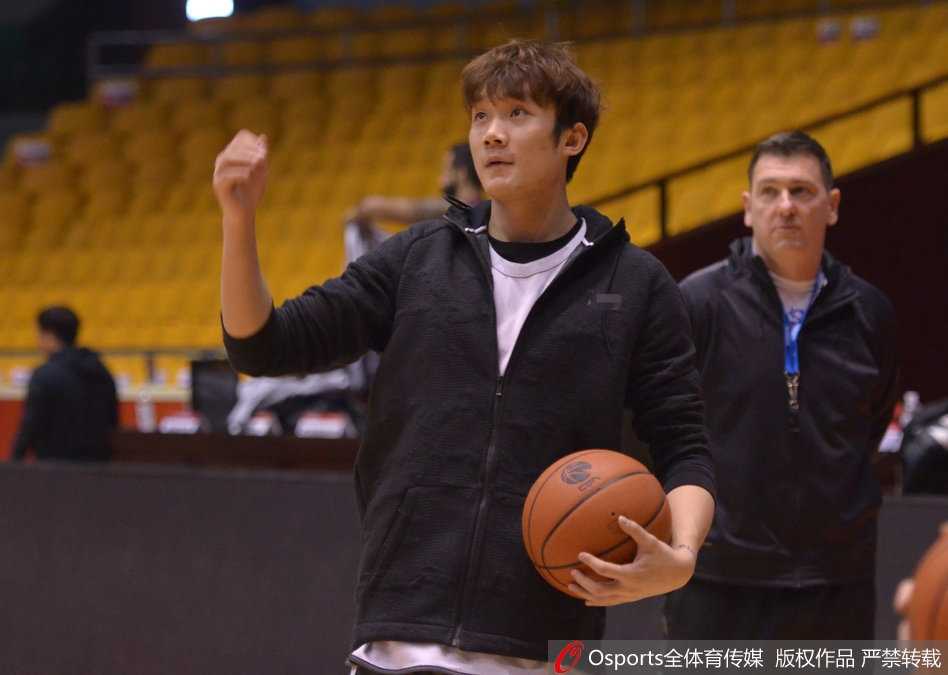 山东高速男篮全力备战迎硬仗,丁彦雨航领衔苦练蓄势待发 全队合练环节,丁彦雨航与队友击掌相互鼓励,团队士气高涨,每个人都为即将到来的恶战做好了准备。