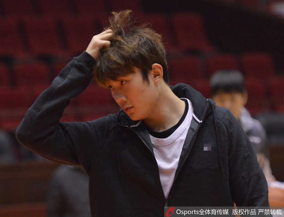 山东高速男篮全力备战迎硬仗,丁彦雨航领衔苦练蓄势待发 训练结束后,小丁大汗淋漓,用球衣擦拭脸上的汗水,眼神中透露出对即将到来比赛的渴望与坚定。