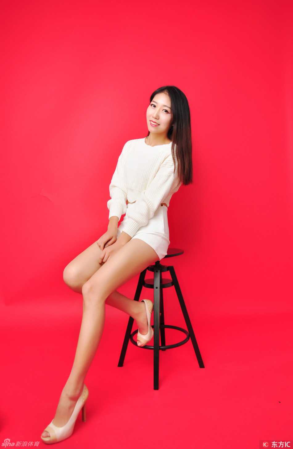 山东高速男篮啦啦队新年写真白裙秀美腿俏皮性感 队员单手叉腰站在台阶上,白裙短至大腿,一双美腿笔直修长,眼神自信地望向远方,气场十足