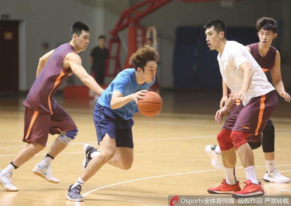 山东高速男篮备战新赛季,训练场上欢笑与汗水齐飞 丁彦雨航在训练中如利刃般撕裂防线,完成一次漂亮的突破上篮。