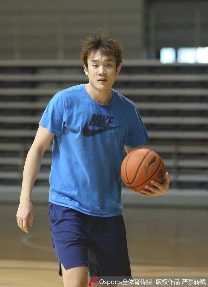 山东高速男篮备战新赛季,训练场上欢笑与汗水齐飞 训练结束后,睢冉坐在地上脱下球鞋放松双脚,这一幕被镜头记录了下来。