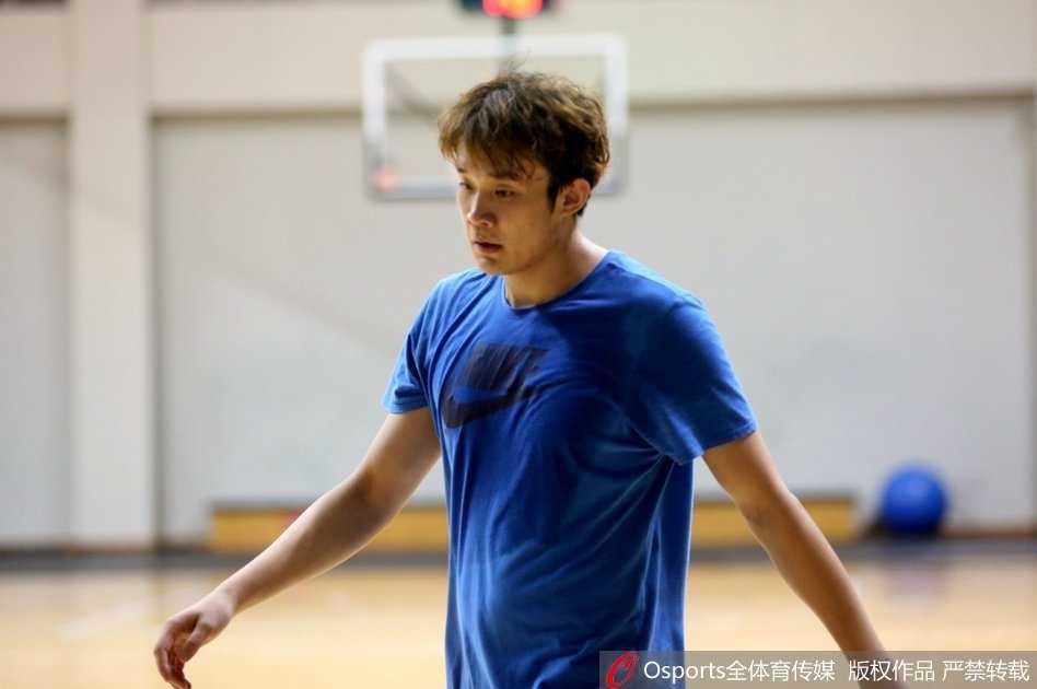 山东高速男篮备战新赛季,训练场上欢笑与汗水齐飞 劳森单打王汝恒,用华丽的运球晃开空间,稳稳将球送入篮筐。