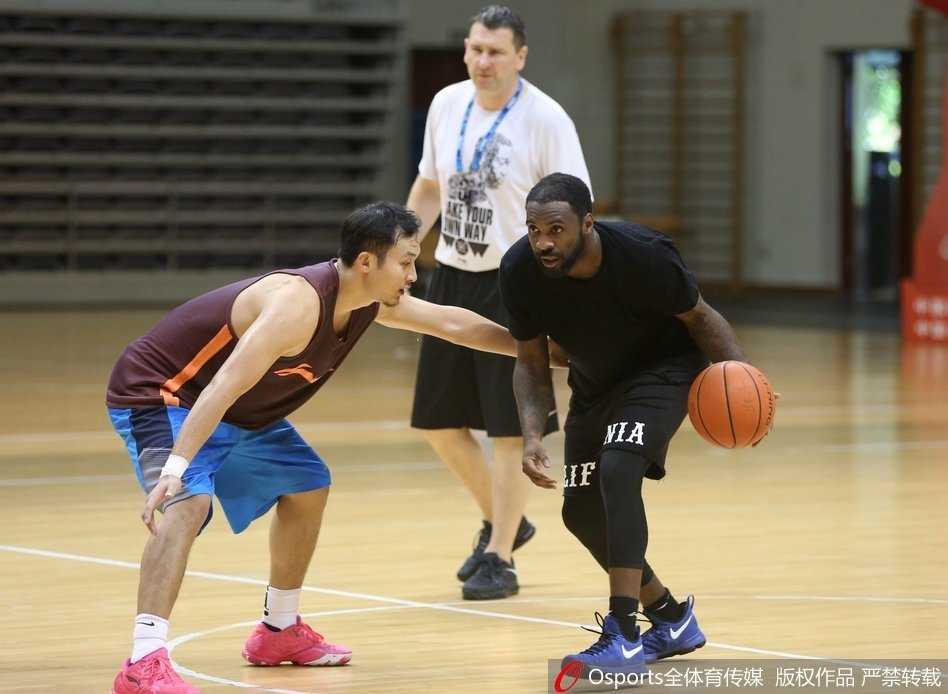 山东高速男篮备战新赛季,训练场上欢笑与汗水齐飞 王汝恒带球快速突破,眼神坚定,展现出强烈的进攻欲望。