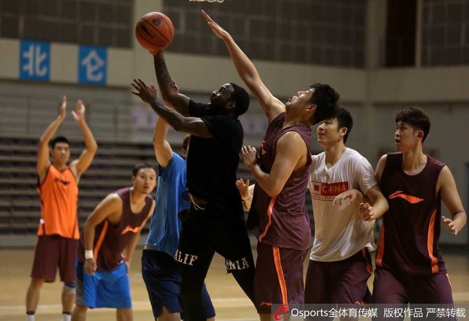 山东高速男篮备战新赛季,训练场上欢笑与汗水齐飞 丁彦雨航在场边露出孩子般的偷笑,手臂上的纹身清晰可见,心情十分愉快。