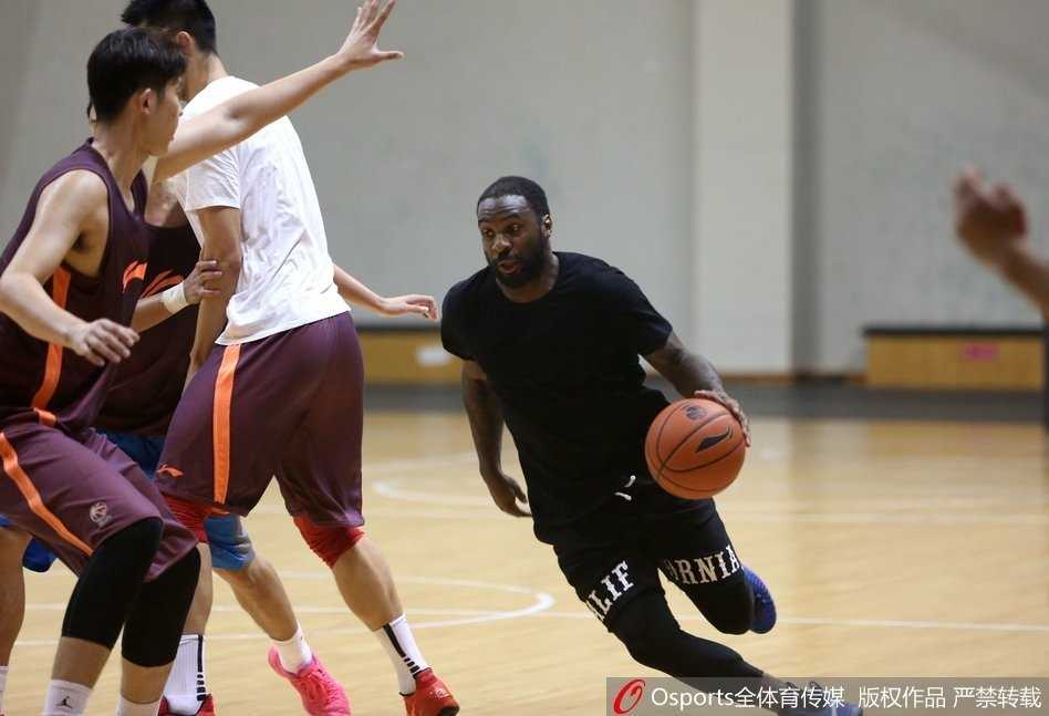 山东高速男篮备战新赛季,训练场上欢笑与汗水齐飞 训练气氛欢乐而融洽,队友们在场上有说有笑,但对抗的强度丝毫没有减弱。