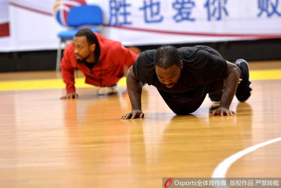 山东高速男篮季后赛首战在即 泉城硬汉睢冉回归训练成焦点 训练场上气氛严肃而专注,教练组为队员详细讲解战术跑位,球员们围拢倾听每一个细节力求在季后赛中完美执行