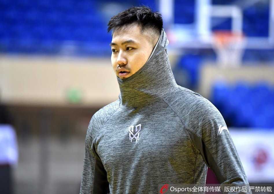 山东高速男篮季后赛首战在即 泉城硬汉睢冉回归训练成焦点 老将张庆鹏在三分线外展现百步穿杨绝技,他手起刀落篮球应声入网,休赛期的苦练让他的外线火力成为球队秘密武器