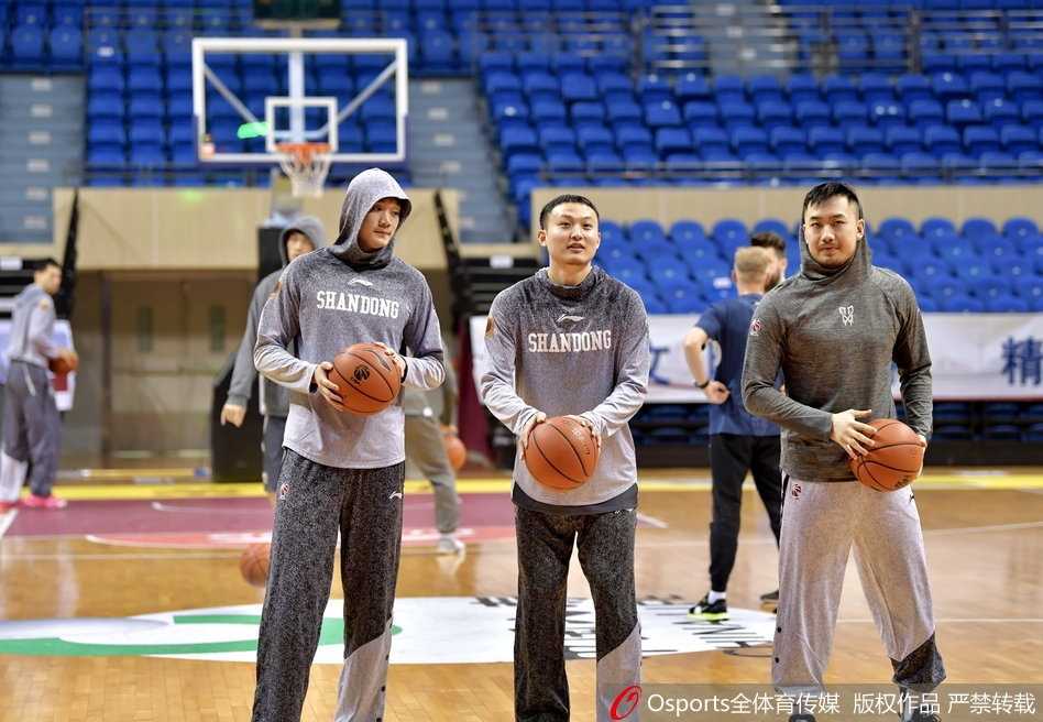 山东高速男篮季后赛首战在即 泉城硬汉睢冉回归训练成焦点 丁彦雨航与睢冉这对黄金搭档在训练间隙轻松互动,两人进行投篮比试,小丁出手后目光紧紧追随篮球轨迹