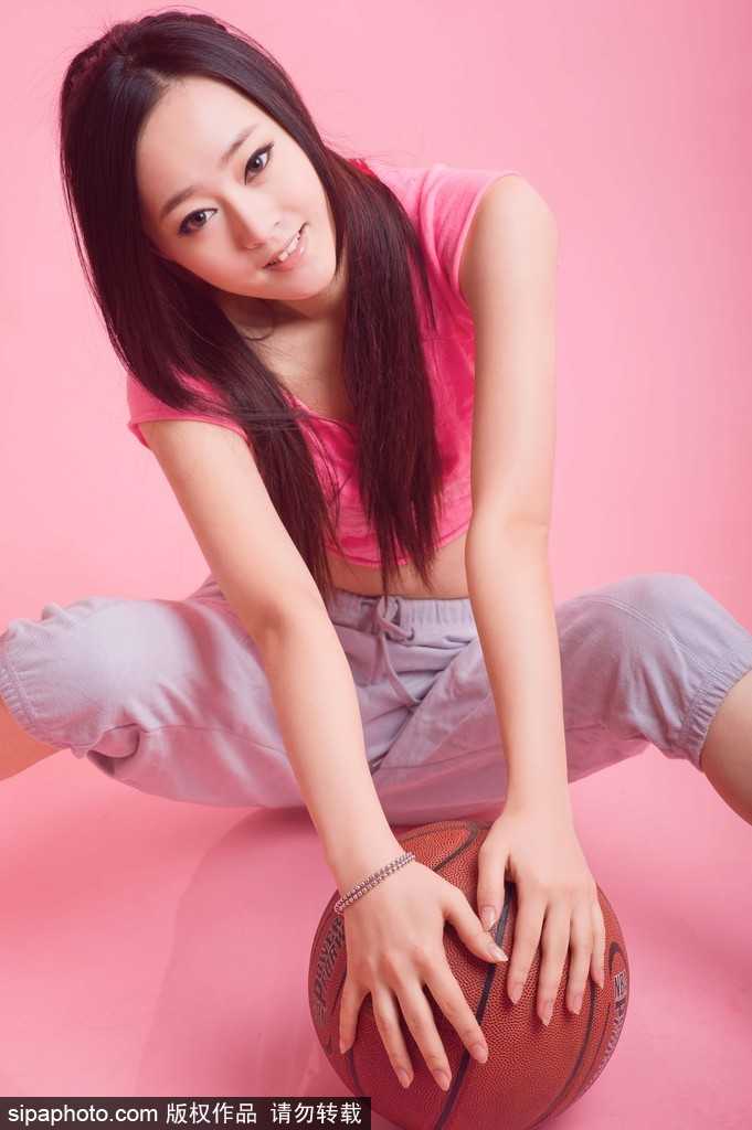 山城篮球宝贝的夏日诗篇:李昕瑶镜头下的活力与纯真 在午后斑驳的光影下,李昕瑶扎着清爽的马尾,眼神清澈地凝视着手中的篮球,仿佛在酝酿一个必胜的投篮策略。