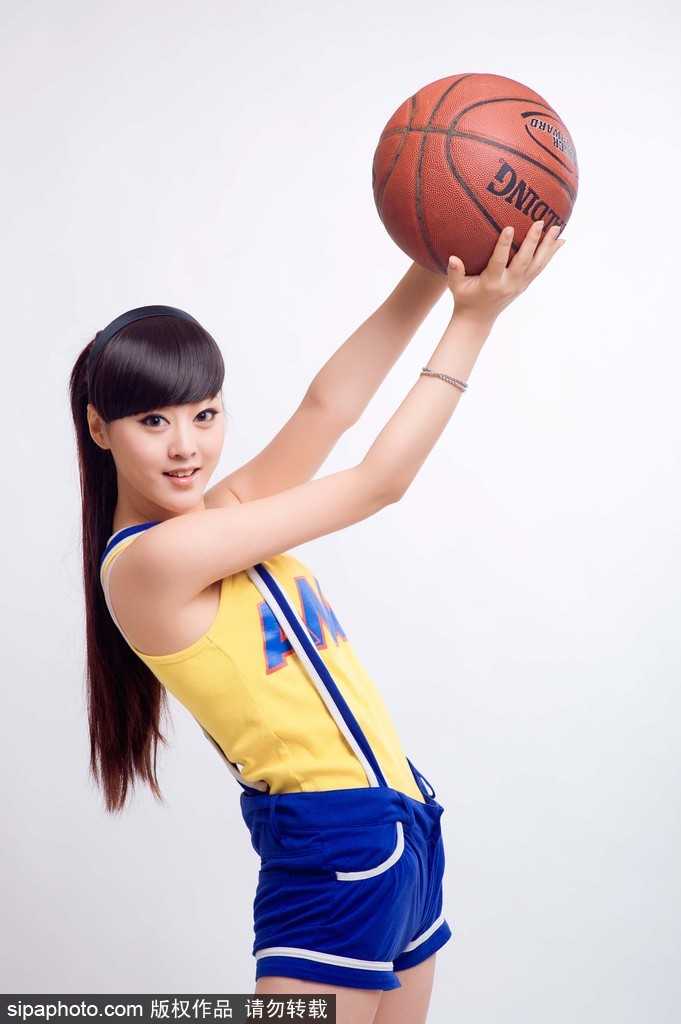 山城篮球宝贝的夏日诗篇:李昕瑶镜头下的活力与纯真 李昕瑶双手抱着亚运吉祥物乐羊羊,对着镜头俏皮地眨眼睛,笑容甜得像能挤出蜜来,仿佛在用这个可爱的动作给大家加油打气。