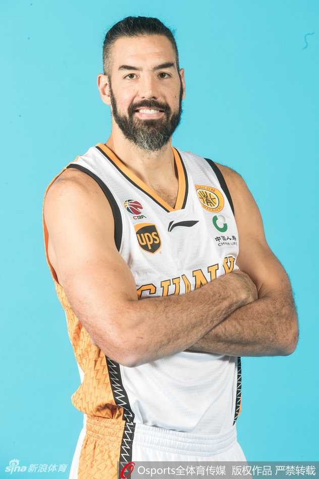 任骏威身披山西战袍，眼神坚定地凝视前方，手势沉稳有力。经历了国家队的历练，他回到俱乐部显得更加成熟，新赛季他将与队友们一起撑起山西男篮的锋线大旗。