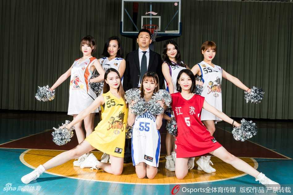 胡雪峰与充满活力的篮球宝贝合影，手举过往的经典球衣，笑容背后是对过往峥嵘岁月的释然，也是对全新未来的从容期待。