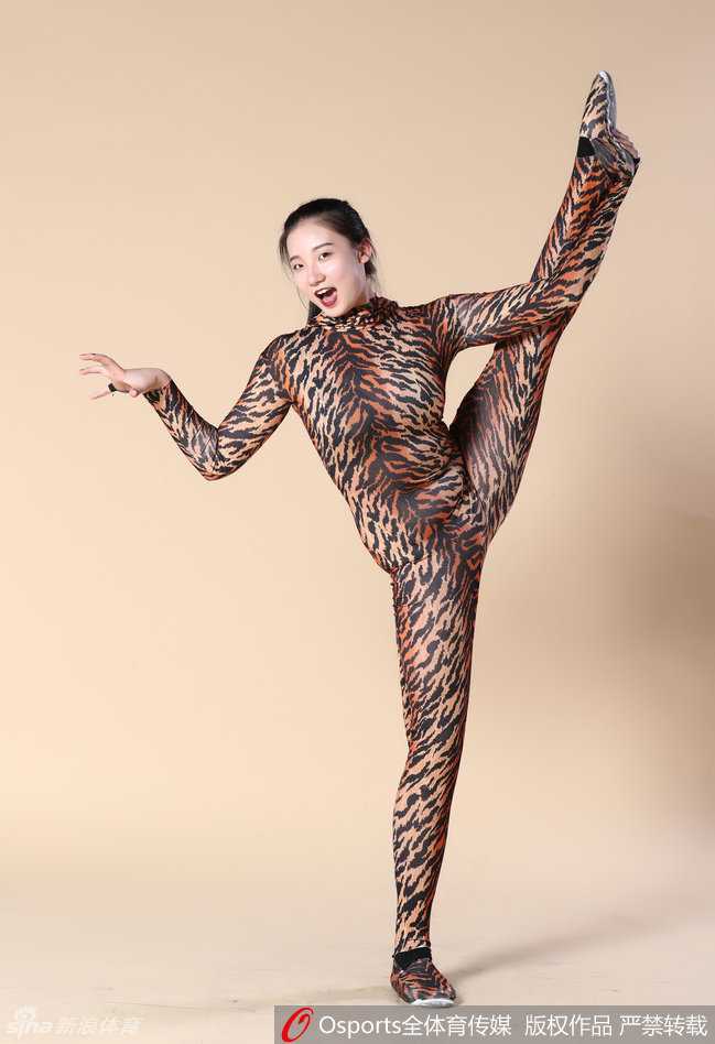 两位豹纹宝贝默契配合完成托举动作，一个身姿挺拔，一个凌空而起，展现了团队的力量与信任