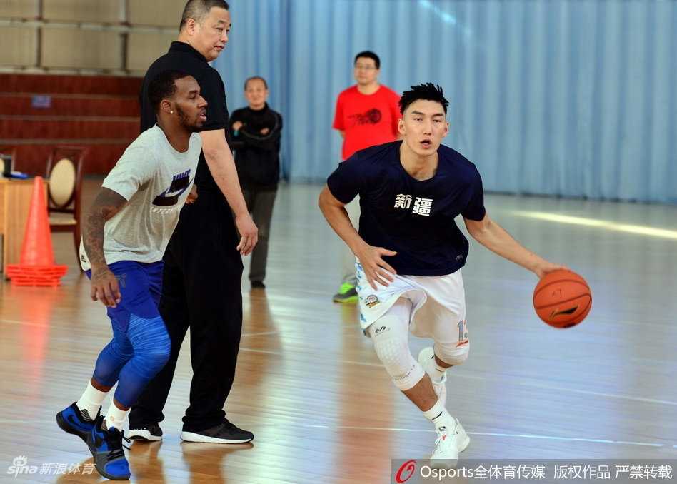 西热力江在底角稳稳出手三分，皮球划过一道完美的弧线空心入网，他紧握拳头，标志性的怒吼仿佛要撕破对手的防线。