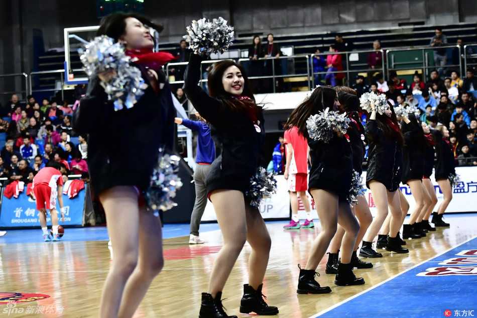 巅峰之战 热力助航 比赛暂停间隙,拉拉队员们迅速占领场地中央,一段激情四射的舞蹈瞬间点燃全场气氛,她们专业的表演赢得了现场球迷的阵阵喝彩。