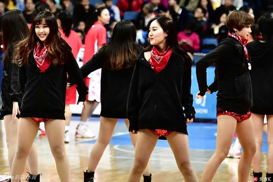 巅峰之战 热力助航 热情如火的拉拉宝贝们随着音乐律动,高难度的托举动作引来全场欢呼,为总决赛的紧张氛围增添了一抹亮色。