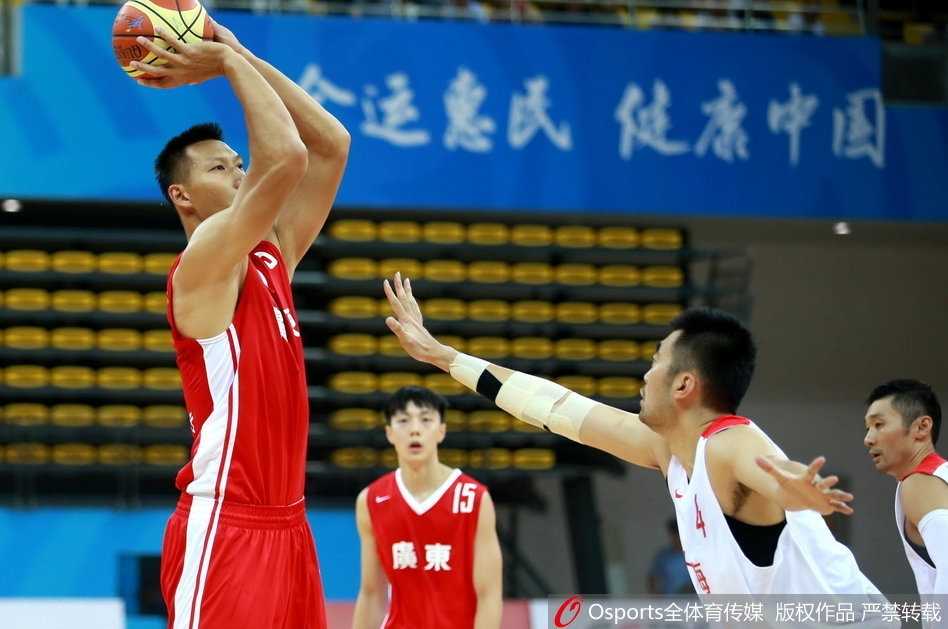 巅峰对决易建联独揽二十二分广东宏远力克上海大鲨鱼豪取全运三连胜 易建联在对方内线群中高高跃起,单手劈扣点燃全场,眼神中透露出对胜利的无限渴望。