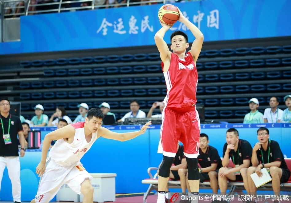 巅峰对决易建联独揽二十二分广东宏远力克上海大鲨鱼豪取全运三连胜 广东队顾全外线发炮,皮球划过一道完美弧线空心入网,手起刀落间尽显射手本色。