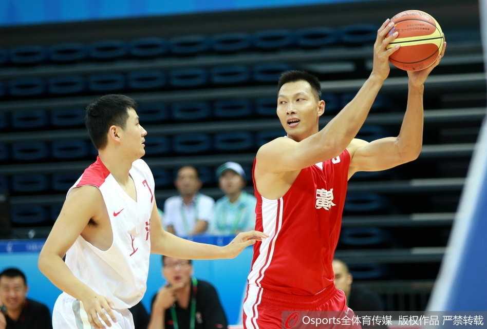 巅峰对决易建联独揽二十二分广东宏远力克上海大鲨鱼豪取全运三连胜 老将刘炜控球过半场,眼神沉着冷静,面对年轻后卫的贴身紧逼,依然稳稳地组织着球队的每一次进攻。