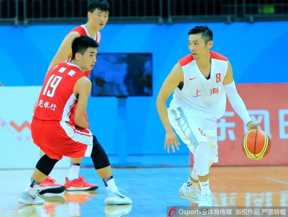 巅峰对决易建联独揽二十二分广东宏远力克上海大鲨鱼豪取全运三连胜 终场哨响,广东队球员们围聚在一起,易建联与队友击掌相庆,脸上露出胜利后轻松而坚毅的笑容。