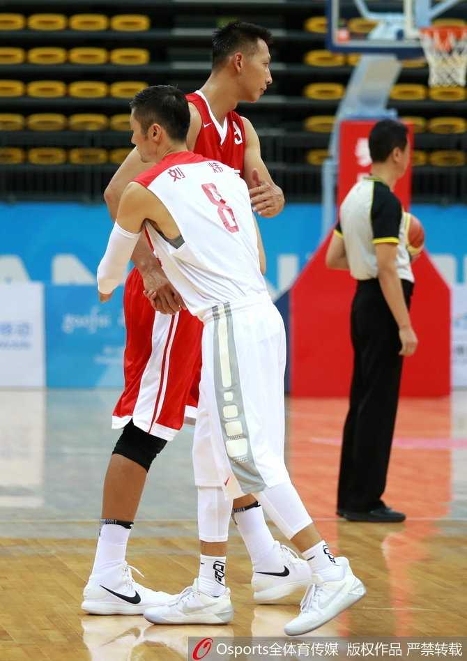 巅峰对决易建联独揽二十二分广东宏远力克上海大鲨鱼豪取全运三连胜 上海队内线吴冠希面对严防毫无惧色,利用灵活的脚步晃开防守,上演精彩暴扣,展现新生力量的风采。