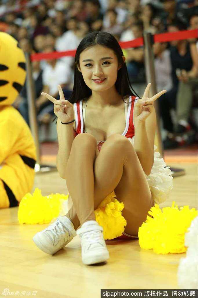 巅峰对决背后的靓丽风景线,粤疆拉拉队总决赛斗艳 新疆队的拉拉宝贝们在场地中央排开整齐的队形,她们手中挥舞着金色的花球,动作整齐划一,充满了力量感,将红山体育馆的主场氛围推向新的高潮。