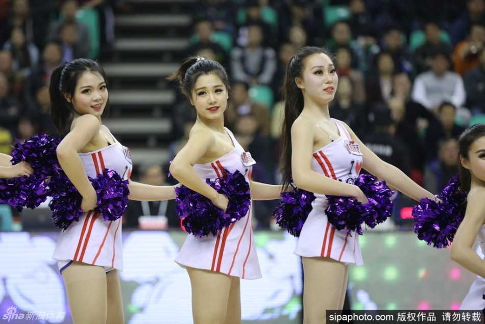 巅峰对决背后的靓丽风景线,粤疆拉拉队总决赛斗艳 镜头定格在广东宏远拉拉队宝贝的惊艳瞬间,她身姿挺拔,自信的微笑极具感染力,手中闪耀的拉花与球场灯光交相辉映,展现出南粤女孩的温婉与坚韧。