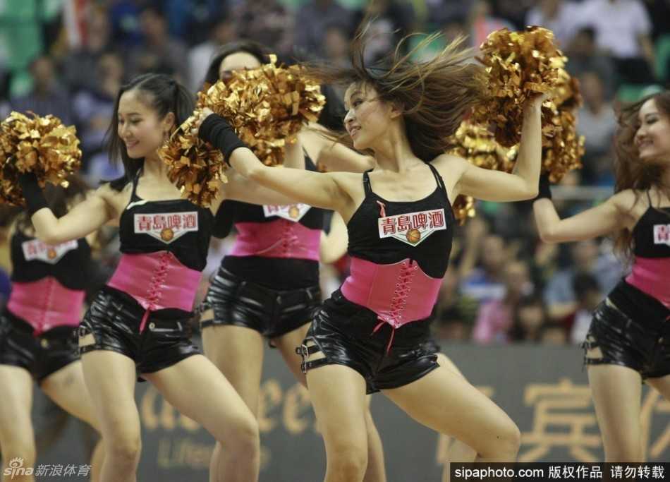 巅峰对决背后的靓丽风景线,粤疆拉拉队总决赛斗艳 比赛进入白热化阶段,新疆拉拉队的宝贝们在场边为观众献上激情热舞,她们脸上洋溢着灿烂的笑容,用极具感染力的肢体语言调动着全场的气氛。