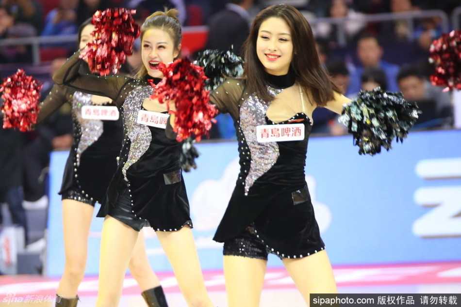 巅峰对决背后的靓丽风景线,粤疆拉拉队总决赛斗艳 中场休息时,广东拉拉队宝贝在场地中央进行了一段柔情热舞,她乌黑的长发随风飘动,眼神专注而迷人,与身后巨大的广东队徽相映成趣。