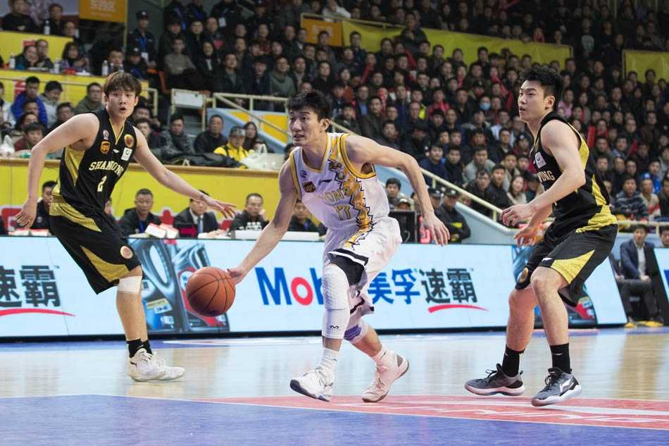 广厦队的老将林志杰在比赛最后时刻命中关键三分后，紧握双拳，仰天长啸，脸上写满了霸气与坚毅，享受着全场的欢呼。