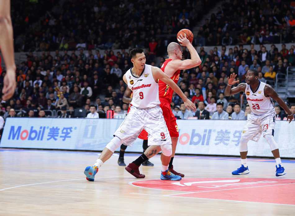 易建联快攻中飞身而起，单手上篮，动作舒展飘逸