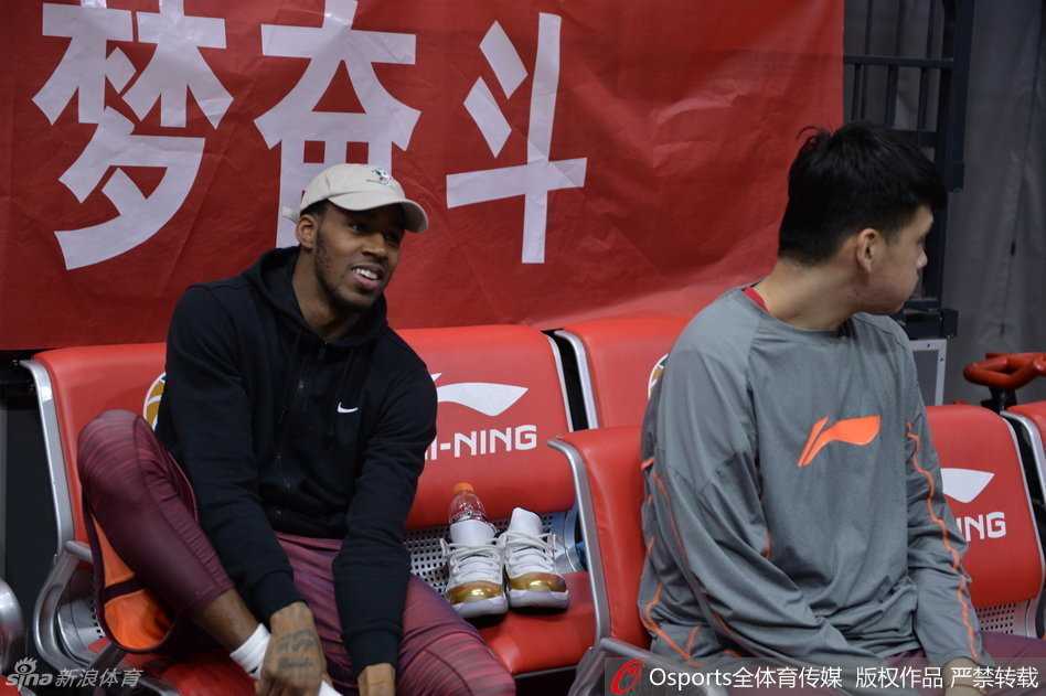 巅峰背后的汗水与温情——新疆男篮总决赛前备战纪实 俞长栋在篮下挥汗如雨,一次次举起杠铃杆,眼神坚毅,肌肉线条在灯光下显得格外分明。