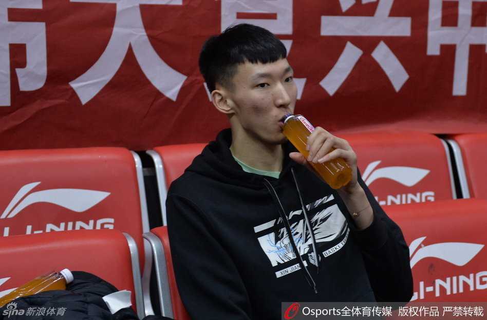 巅峰背后的汗水与温情——新疆男篮总决赛前备战纪实 刚刚换好装备的亚当斯一脸轻松,他低头调整着鞋带,仿佛在调试一把精密狙击枪的准星。