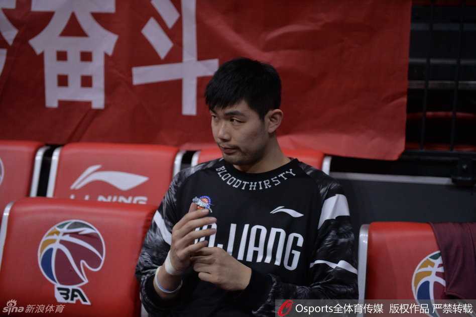 巅峰背后的汗水与温情——新疆男篮总决赛前备战纪实 可兰白克-可兰白克肩抗一箱矿泉水走向替补席,嘴里喊着“兄弟们,能量补给到了”,队长气质尽显。