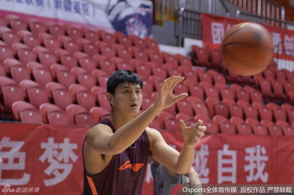 巅峰背后的汗水与温情——新疆男篮总决赛前备战纪实 李根在场边独自压腿,汗水顺着脸颊滑落,嘴角却挂着一丝自信的微笑,心情看起来相当不错。