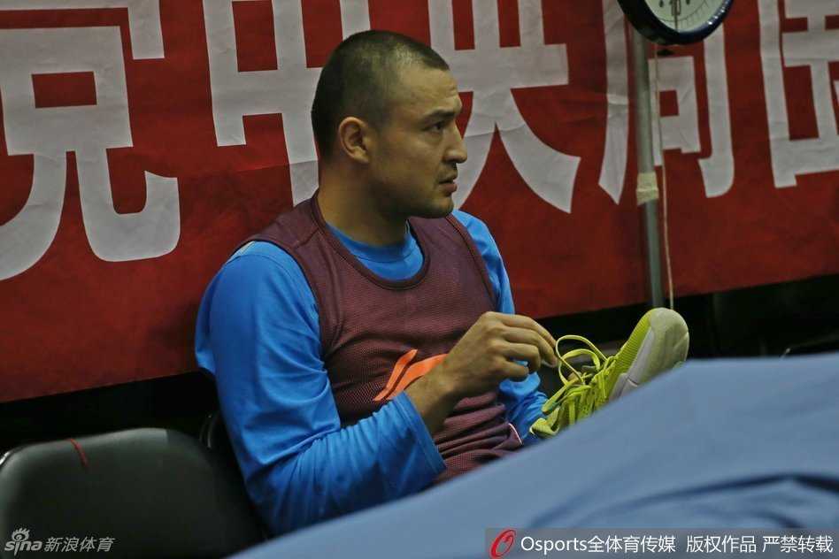 巅峰背后的汗水与温情——新疆男篮总决赛前备战纪实 队医为布莱切进行最后的手法放松,布莱切却趁机对着镜头挤眉弄眼,逗乐了身后的工作人员。