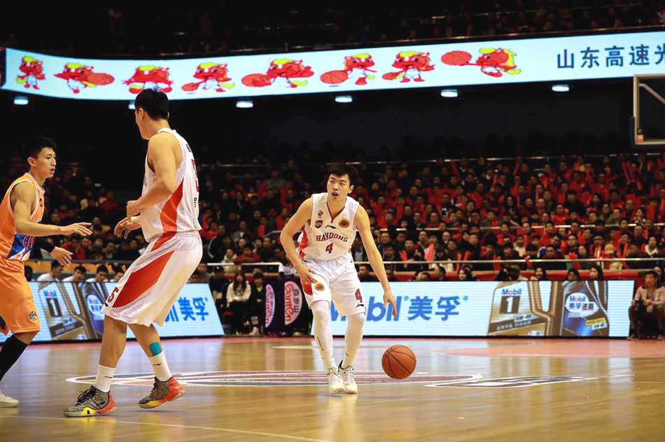 老将刘炜沉稳指挥队友跑位，手指战术方向犹如场上的定海神针，尽显传奇控卫本色。