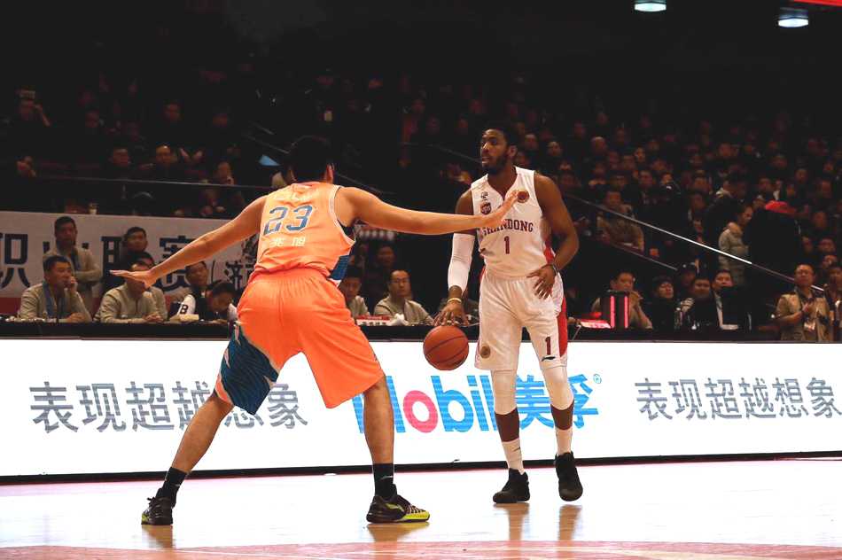 哈达迪与阿巴斯内线双塔高举高打，亚洲顶级内线组合在篮下筑起无法逾越的叹息之墙。