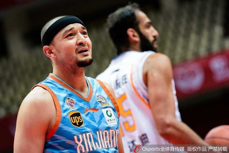 川军主场爆冷掀翻卫冕冠军 哈达迪统治内线送新疆赛季首败 新疆外援亚当斯面对防守强行干拔三分,球在空中划出优美弧线,这是他本场疯狂砍下42分的一个缩影。