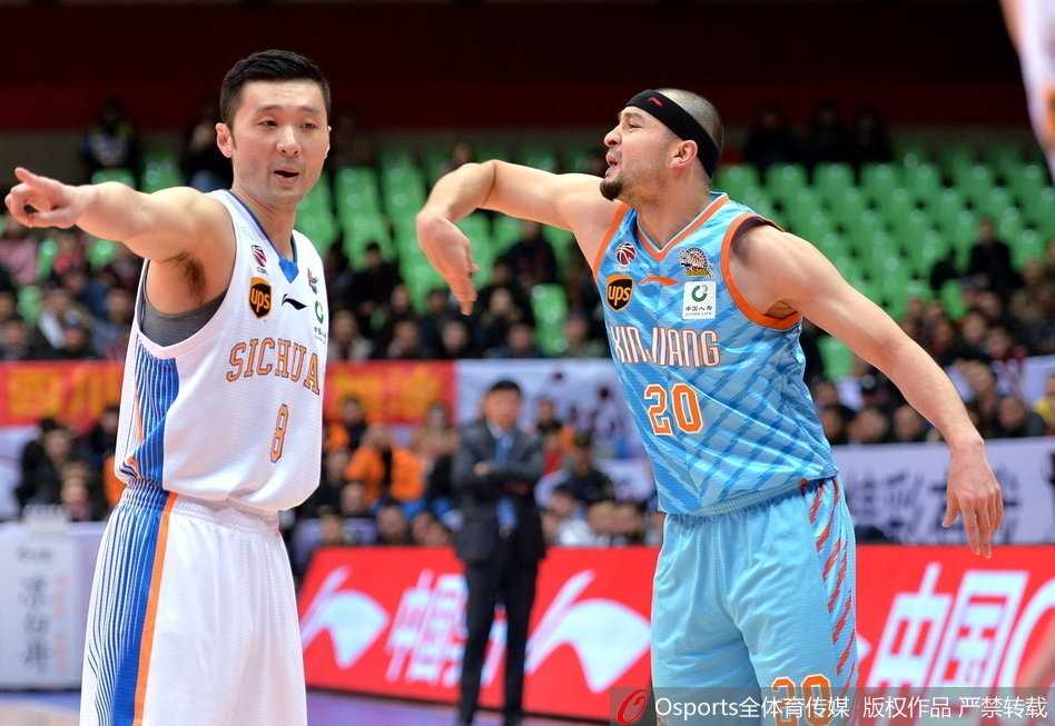 川军主场爆冷掀翻卫冕冠军 哈达迪统治内线送新疆赛季首败 哈达迪在新疆队内线群中高高跃起,以一敌三霸气摘得篮板,眼神中充满了对胜利的渴望。