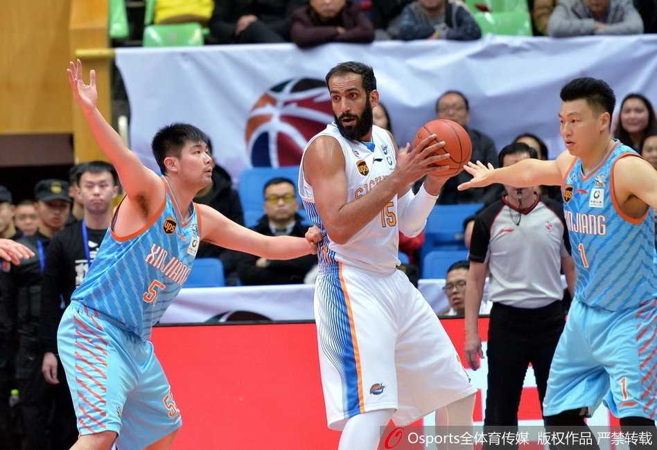 川军主场爆冷掀翻卫冕冠军 哈达迪统治内线送新疆赛季首败 哈达迪篮下接球后双手重扣,新疆两名防守球员只能望球兴叹,这一刻他仿佛巨人般统治了禁区。