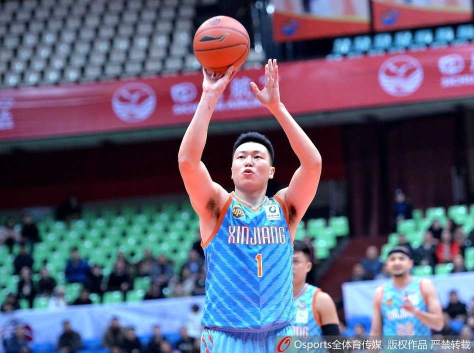 川军主场爆冷掀翻卫冕冠军 哈达迪统治内线送新疆赛季首败 刘炜面对比自己年轻的防守者,冷静地运球组织进攻,他的经验是四川队本场能够稳住阵脚的关键。